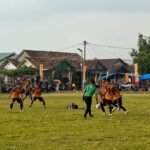 kesebelasan Sipatuhu Kuning Hitam saat bertemu dengan pemain Sidora FC Coklat Hitam di perebutan tiket 8 besar di lapangan Pantai lama Kota Batu
