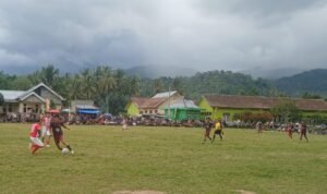 pemain Ronggo Lawe coklat merah saat tanding dengan Gemilang merah putih dalam laga semifinal yang berlangsung di Lapangan Pantai Lama Kota Batu 14-6-2026