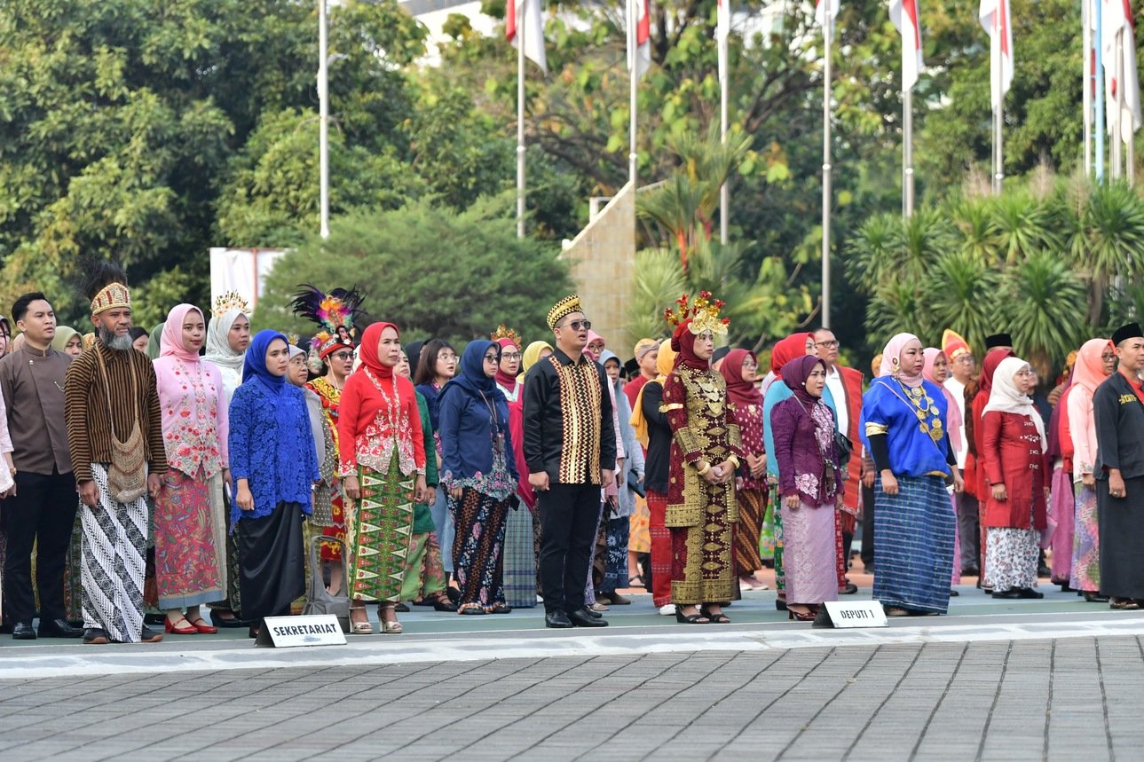 HUT ke-81 RI di Kemenpora Diwarnai Busana Adat dan Penganugerahan Satyalancana