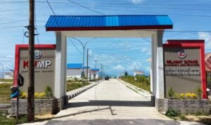 menteri-trenggono-pimpin-upacara-hut-ke-81-ri-di-kampung-nelayan-merah-putih-sorue-jaya-konawe-j0my