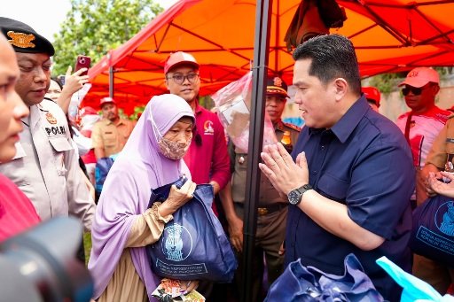 Diutus Presiden Prabowo, Menpora Erick Salurkan Sembako dan Alat Olahraga bagi Warga Cakung