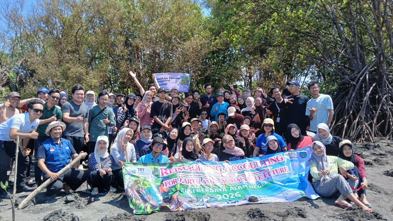 Mahasiswa FEBI UIN Yogya Tanam 500 Pohon Mangrove untuk Mencegah Abrasi