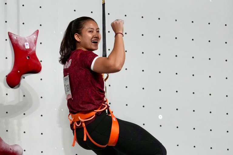 ‘Manjat Ikhlas’ dan Doa Orang Tua di Balik Tangis Haru Emas Asian Games 2026 Desak Made